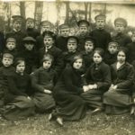 Skolotājs Jānis Fārts kopā ar Martas Stalažas privātās proģimnāzijas skolniekiem Rūjienā pirms došanās Pirmajā pasaules karā 1914.gadā