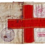 banderola de Crucea Rosie a unui cercetas sanitar de la Spitalul 